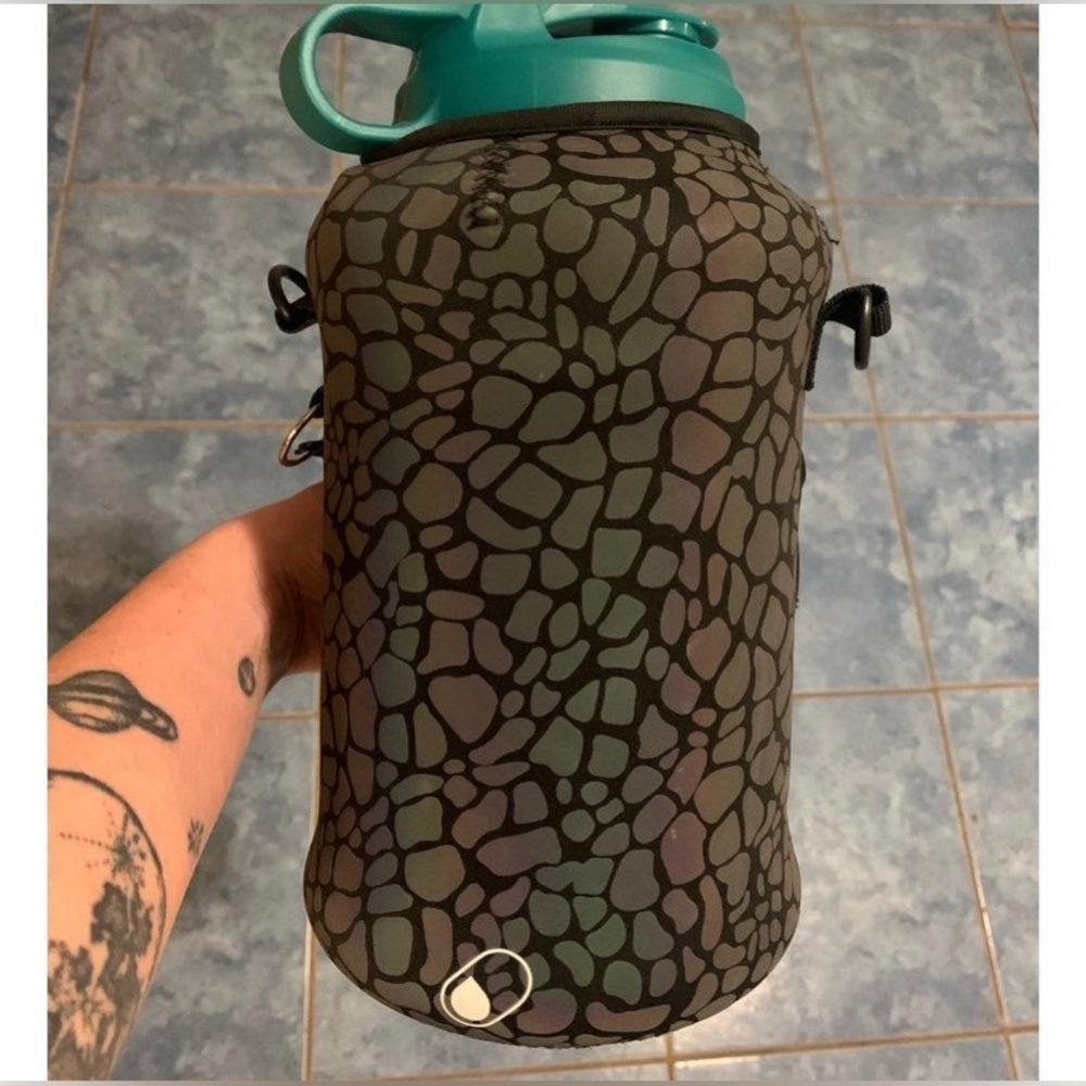 Cheetah Reflex black leopard half gallon Sleeve